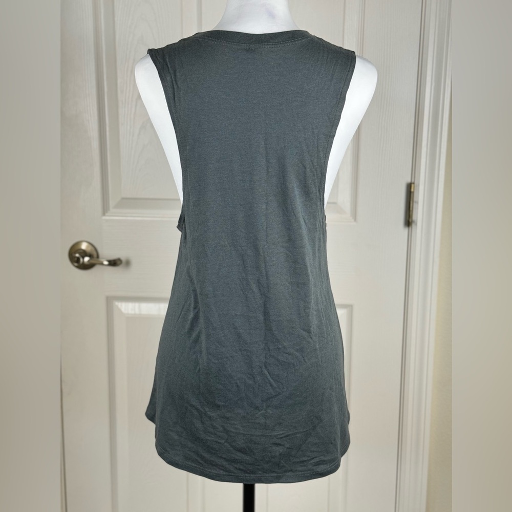 NEW Gray Peace Out Be Hippy Rainbow Graphic Tank stop Medium - Picture 6 of 8